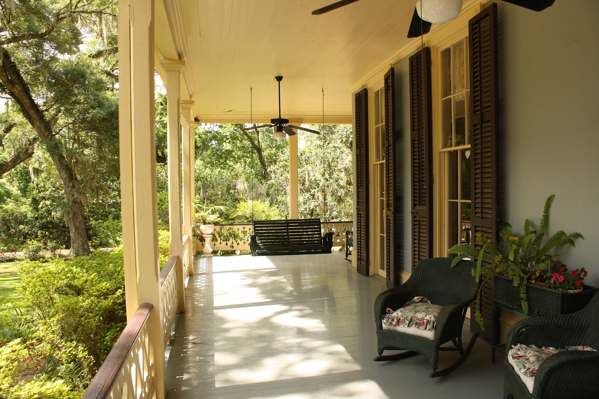  white house  with a porch